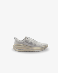 NIKE Vomero Plus