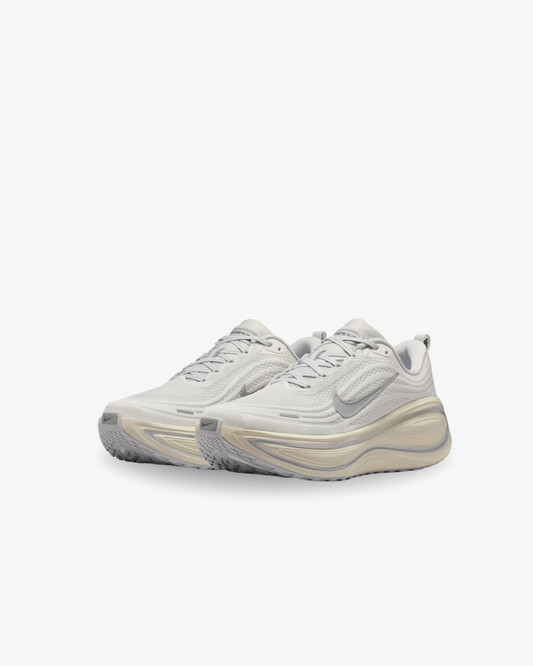 NIKE Vomero Plus