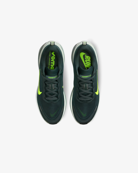NIKE Vomero Plus