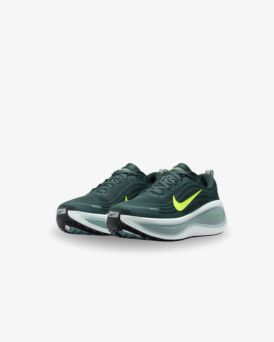 NIKE Vomero Plus